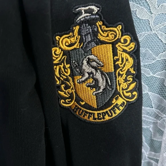 Harry Potter Hufflepuff Oversized Crewneck Lightweight Sweater - Picture 4 of 4